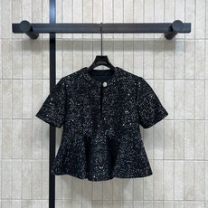 D家 26早秋新款 小香风短袖上衣 精致圆领搭配单颗珍珠扣 小巧门襟增添氛围感 整件衣身缀满细碎闪片 暗光之下自带细碎光 D家 26早秋新款 小香风短袖上衣 精致圆领搭配单颗珍珠扣 小巧门襟增添氛围感 整件衣身缀满细碎闪片 暗光之下自带细碎光