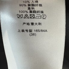 D家 26早秋新款 小香风短袖外套上衣 简约圆领一排精致纽扣 门襟设计精致吸睛 衣身铺满细碎闪片 粗纺面料厚实挺括 散发 D家 26早秋新款 小香风短袖外套上衣 简约圆领一排精致纽扣 门襟设计精致吸睛 衣身铺满细碎闪片 粗纺面料厚实挺括 散发