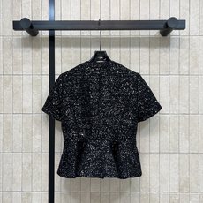 D家 26早秋新款 小香风短袖外套上衣 简约圆领一排精致纽扣 门襟设计精致吸睛 衣身铺满细碎闪片 粗纺面料厚实挺括 散发 D家 26早秋新款 小香风短袖外套上衣 简约圆领一排精致纽扣 门襟设计精致吸睛 衣身铺满细碎闪片 粗纺面料厚实挺括 散发