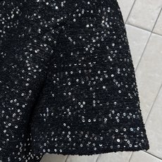 D家 26早秋新款 小香风短袖外套上衣 简约圆领一排精致纽扣 门襟设计精致吸睛 衣身铺满细碎闪片 粗纺面料厚实挺括 散发 D家 26早秋新款 小香风短袖外套上衣 简约圆领一排精致纽扣 门襟设计精致吸睛 衣身铺满细碎闪片 粗纺面料厚实挺括 散发