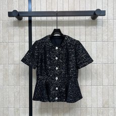 D家 26早秋新款 小香风短袖外套上衣 简约圆领一排精致纽扣 门襟设计精致吸睛 衣身铺满细碎闪片 粗纺面料厚实挺括 散发 D家 26早秋新款 小香风短袖外套上衣 简约圆领一排精致纽扣 门襟设计精致吸睛 衣身铺满细碎闪片 粗纺面料厚实挺括 散发