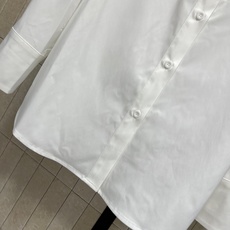 D家 26早秋新款 翻领长袖衬衫 利落翻领版型 单排纽扣简约大气 胸前贴袋搭配精致logo徽章刺绣 细节感满满 挺括顺滑 D家 26早秋新款 翻领长袖衬衫 利落翻领版型 单排纽扣简约大气 胸前贴袋搭配精致logo徽章刺绣 细节感满满 挺括顺滑