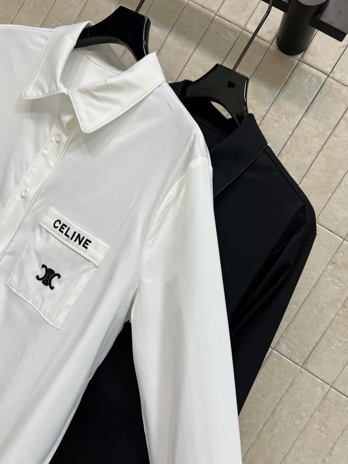 CE家 26早秋新款 翻领长袖衬衫 平整顺滑的面料挺括不易起皱 简约利落翻领 单排纽扣开合穿脱方便 胸前口袋搭配logo