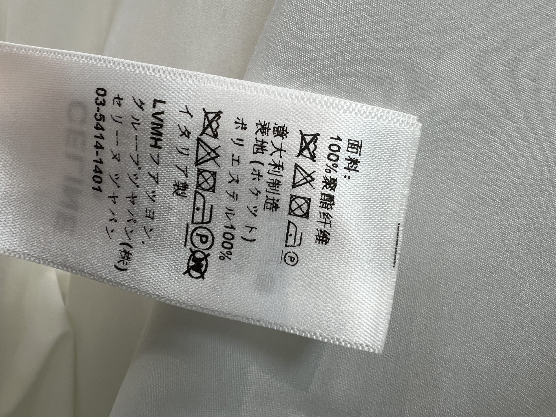 CE家 26早秋新款 翻领长袖衬衫 平整顺滑的面料挺括不易起皱 简约利落翻领 单排纽扣开合穿脱方便 胸前口袋搭配logo