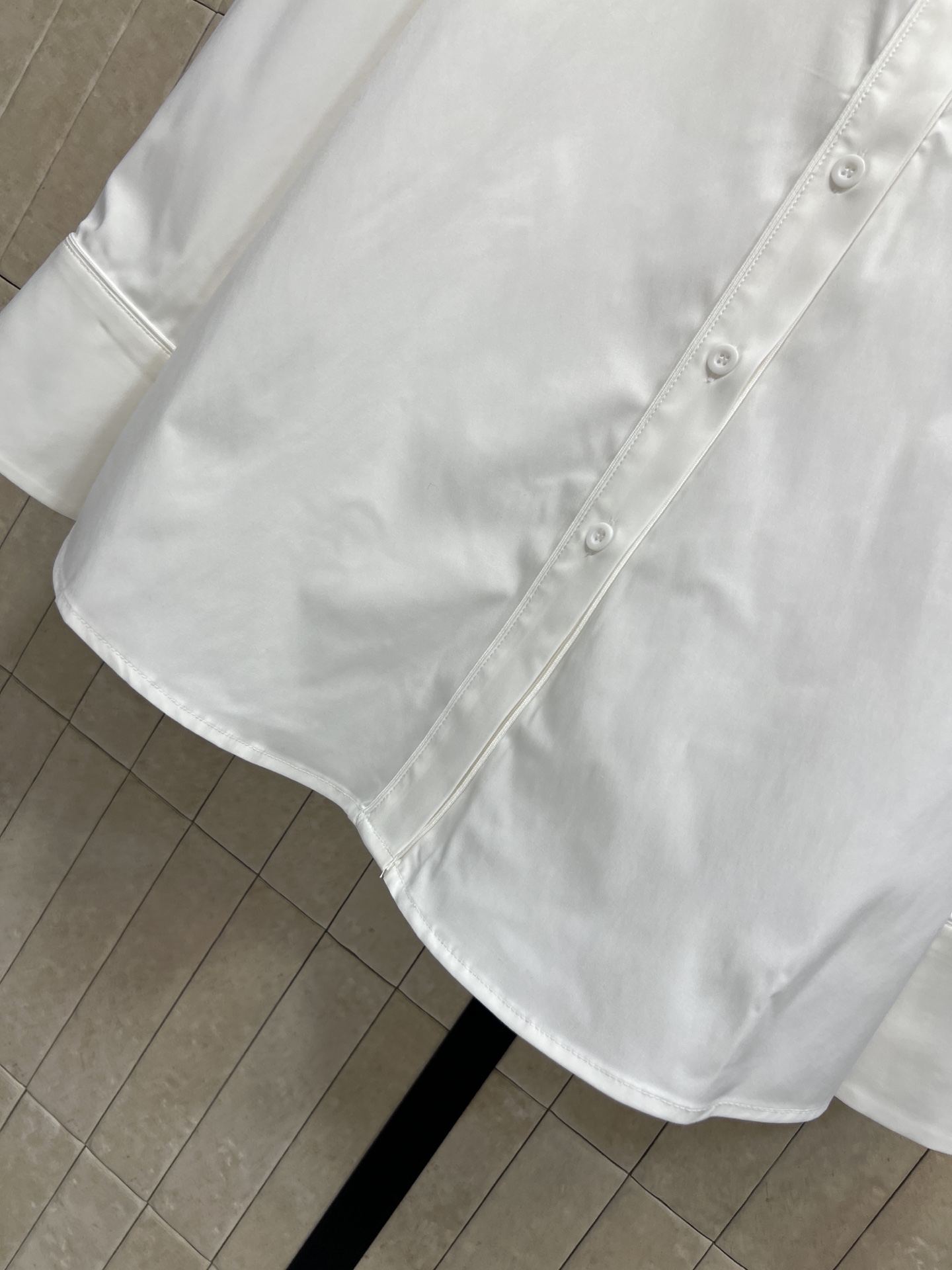 CE家 26早秋新款 翻领长袖衬衫 平整顺滑的面料挺括不易起皱 简约利落翻领 单排纽扣开合穿脱方便 胸前口袋搭配logo