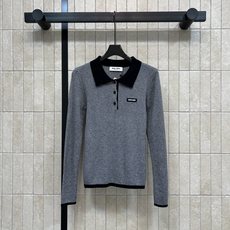 MIU家 26早秋新款 Polo领条纹针织上衣 采用羊毛针织面料 软糯亲肤 弹力合身 翻领做撞色设计 半开襟纽扣增添细节 MIU家 26早秋新款 Polo领条纹针织上衣 采用羊毛针织面料 软糯亲肤 弹力合身 翻领做撞色设计 半开襟纽扣增添细节