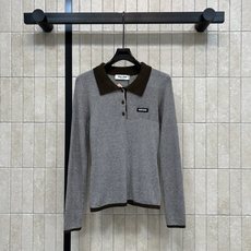 MIU家 26早秋新款 Polo领条纹针织上衣 采用羊毛针织面料 软糯亲肤 弹力合身 翻领做撞色设计 半开襟纽扣增添细节 MIU家 26早秋新款 Polo领条纹针织上衣 采用羊毛针织面料 软糯亲肤 弹力合身 翻领做撞色设计 半开襟纽扣增添细节
