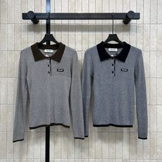 MIU家 26早秋新款 Polo领条纹针织上衣 采用羊毛针织面料 软糯亲肤 弹力合身 翻领做撞色设计 半开襟纽扣增添细节 MIU家 26早秋新款 Polo领条纹针织上衣 采用羊毛针织面料 软糯亲肤 弹力合身 翻领做撞色设计 半开襟纽扣增添细节