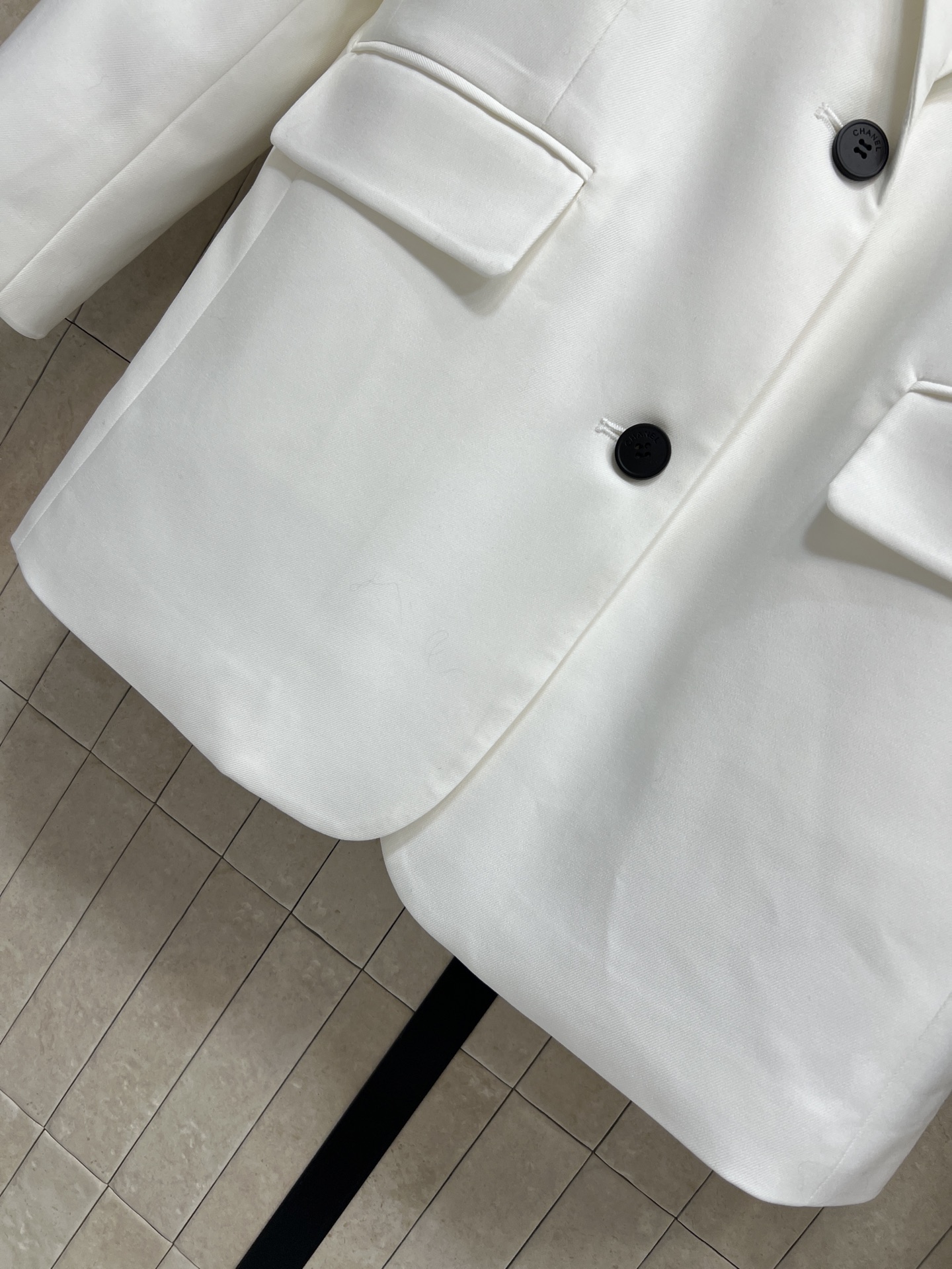 C家 26早秋新款 宽松西装外套 经典平驳领利落大气 胸前精致徽章点缀 黑色纽扣简约大气 双侧翻盖口袋兼顾装饰与实用性 