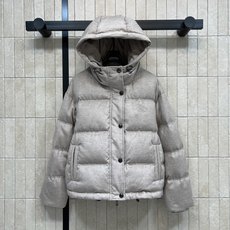 BC家 26秋冬新款 连帽短款羽绒外套 外层羊毛混纺面料自带细腻哑光质感 连帽搭配抽绳可调节 抵御寒风 方格充饱满白鹅绒 BC家 26秋冬新款 连帽短款羽绒外套 外层羊毛混纺面料自带细腻哑光质感 连帽搭配抽绳可调节 抵御寒风 方格充饱满白鹅绒