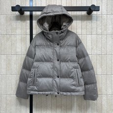 BC家 26秋冬新款 连帽短款羽绒外套 外层羊毛混纺面料自带细腻哑光质感 连帽搭配抽绳可调节 抵御寒风 方格充饱满白鹅绒 BC家 26秋冬新款 连帽短款羽绒外套 外层羊毛混纺面料自带细腻哑光质感 连帽搭配抽绳可调节 抵御寒风 方格充饱满白鹅绒