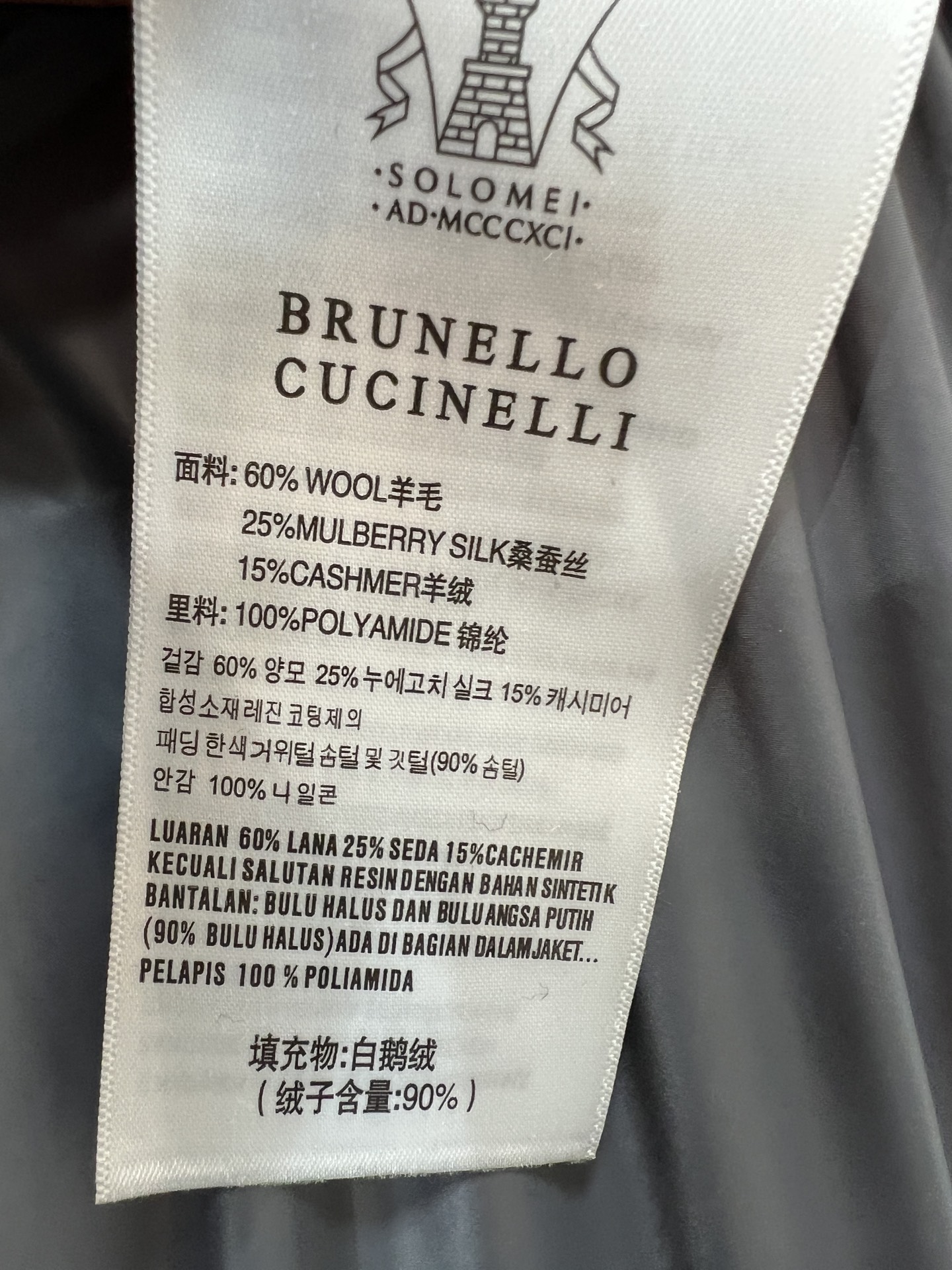 BC家 26秋冬新款 连帽短款羽绒外套 外层羊毛混纺面料自带细腻哑光质感 连帽搭配抽绳可调节 抵御寒风 方格充饱满白鹅绒