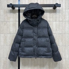 BC家 26秋冬新款 连帽短款羽绒外套 外层羊毛混纺面料自带细腻哑光质感 连帽搭配抽绳可调节 抵御寒风 方格充饱满白鹅绒 BC家 26秋冬新款 连帽短款羽绒外套 外层羊毛混纺面料自带细腻哑光质感 连帽搭配抽绳可调节 抵御寒风 方格充饱满白鹅绒
