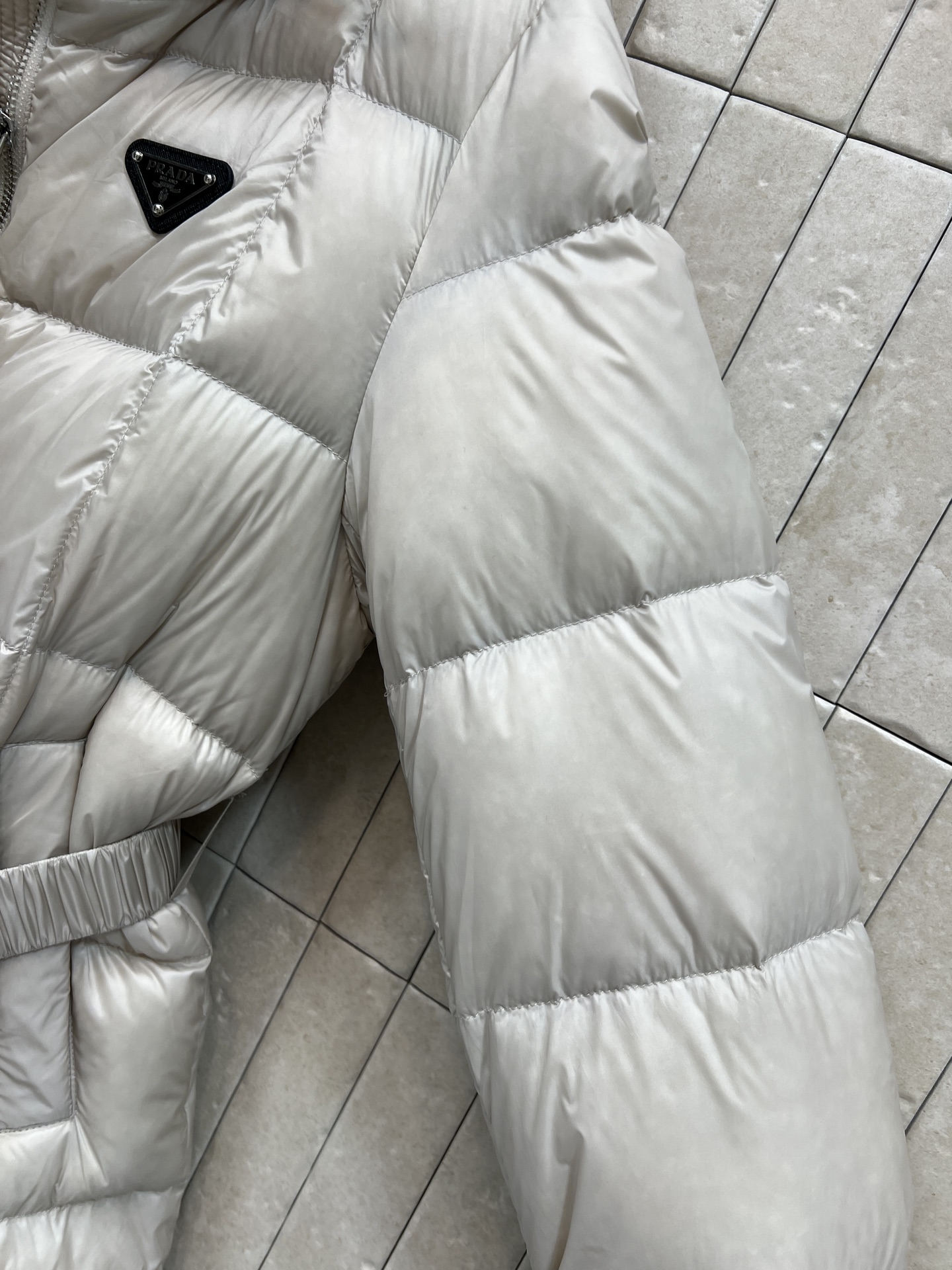 PD家 26秋冬新款 连帽收腰羽绒外套 简约连帽设计搭配抽绳 可调节帽围抵御寒风 衣身方格充绒饱满蓬松 保暖度在线 胸前