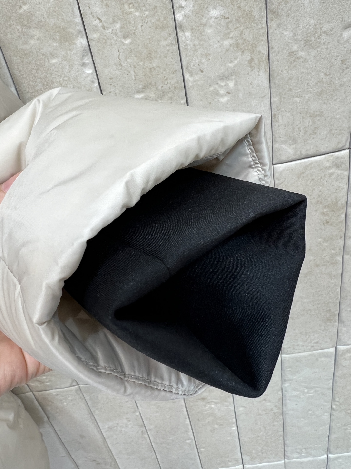 PD家 26秋冬新款 连帽收腰羽绒外套 简约连帽设计搭配抽绳 可调节帽围抵御寒风 衣身方格充绒饱满蓬松 保暖度在线 胸前