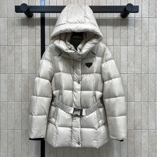PD家 26秋冬新款 连帽收腰羽绒外套 简约连帽设计搭配抽绳 可调节帽围抵御寒风 衣身方格充绒饱满蓬松 保暖度在线 胸前 PD家 26秋冬新款 连帽收腰羽绒外套 简约连帽设计搭配抽绳 可调节帽围抵御寒风 衣身方格充绒饱满蓬松 保暖度在线 胸前