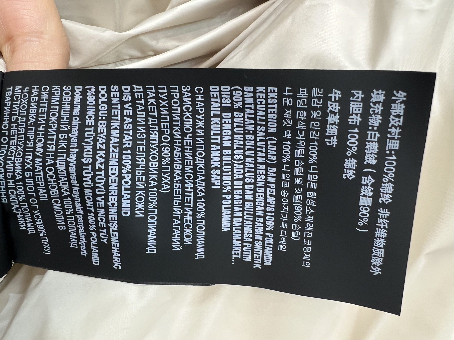 PD家 26秋冬新款 连帽收腰羽绒外套 简约连帽设计搭配抽绳 可调节帽围抵御寒风 衣身方格充绒饱满蓬松 保暖度在线 胸前