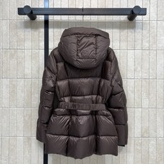 PD家 26秋冬新款 连帽收腰羽绒外套 简约连帽设计搭配抽绳 可调节帽围抵御寒风 衣身方格充绒饱满蓬松 保暖度在线 胸前 PD家 26秋冬新款 连帽收腰羽绒外套 简约连帽设计搭配抽绳 可调节帽围抵御寒风 衣身方格充绒饱满蓬松 保暖度在线 胸前