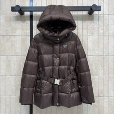 PD家 26秋冬新款 连帽收腰羽绒外套 简约连帽设计搭配抽绳 可调节帽围抵御寒风 衣身方格充绒饱满蓬松 保暖度在线 胸前 PD家 26秋冬新款 连帽收腰羽绒外套 简约连帽设计搭配抽绳 可调节帽围抵御寒风 衣身方格充绒饱满蓬松 保暖度在线 胸前