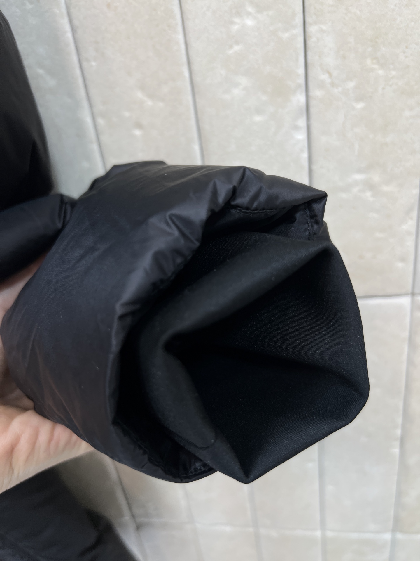 PD家 26秋冬新款 连帽收腰羽绒外套 简约连帽设计搭配抽绳 可调节帽围抵御寒风 衣身方格充绒饱满蓬松 保暖度在线 胸前