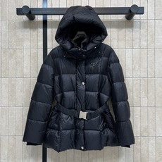 PD家 26秋冬新款 连帽收腰羽绒外套 简约连帽设计搭配抽绳 可调节帽围抵御寒风 衣身方格充绒饱满蓬松 保暖度在线 胸前 PD家 26秋冬新款 连帽收腰羽绒外套 简约连帽设计搭配抽绳 可调节帽围抵御寒风 衣身方格充绒饱满蓬松 保暖度在线 胸前
