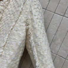 BAL家 26早秋新款 毛边小香短款外套 面料厚实挺括 无领圆开襟款式 环绕精致毛须流苏花边 氛围感十足 双排复古金属扣 BAL家 26早秋新款 毛边小香短款外套 面料厚实挺括 无领圆开襟款式 环绕精致毛须流苏花边 氛围感十足 双排复古金属扣