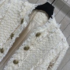 BAL家 26早秋新款 毛边小香短款外套 面料厚实挺括 无领圆开襟款式 环绕精致毛须流苏花边 氛围感十足 双排复古金属扣 BAL家 26早秋新款 毛边小香短款外套 面料厚实挺括 无领圆开襟款式 环绕精致毛须流苏花边 氛围感十足 双排复古金属扣