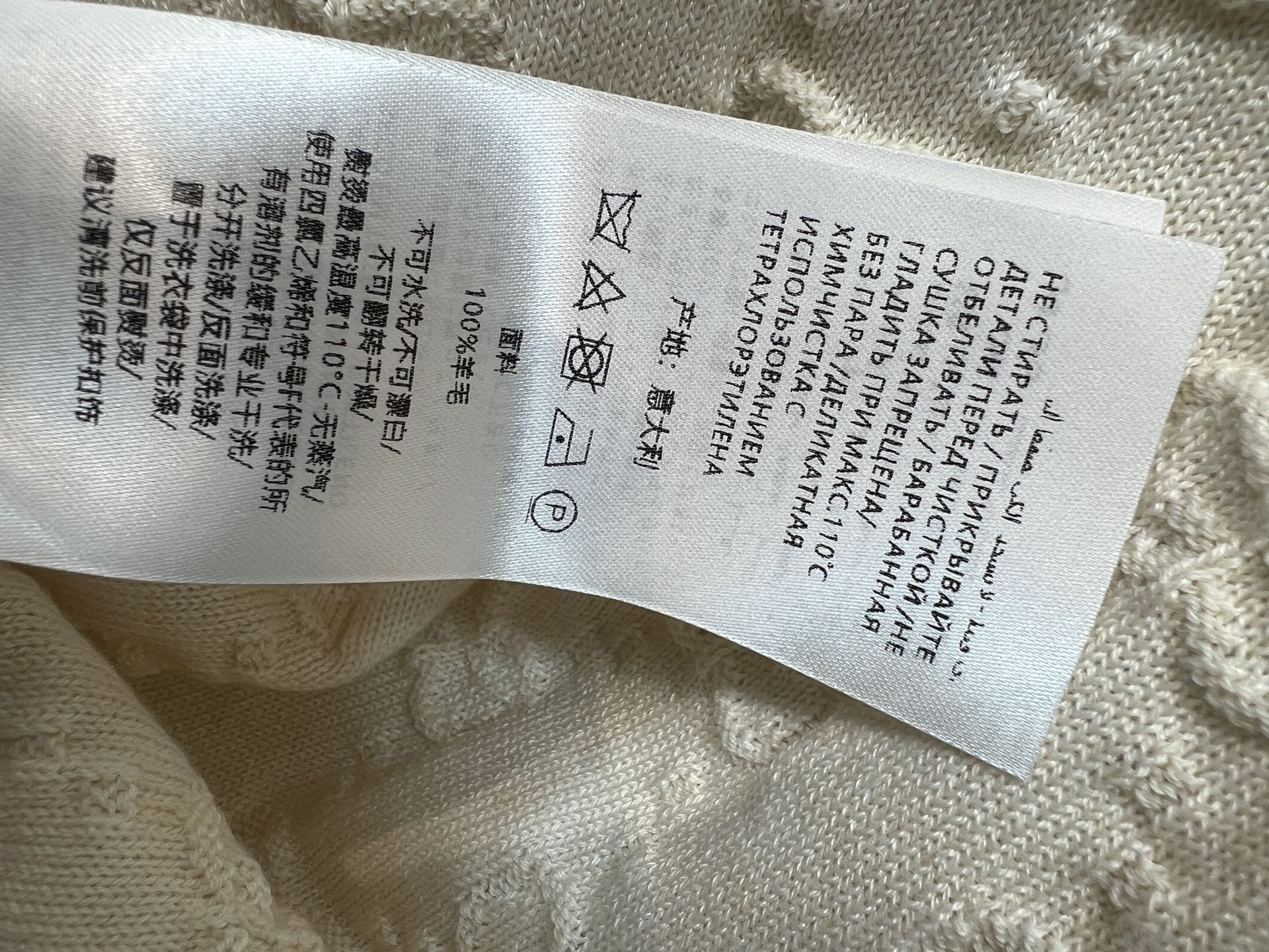 G家 26早秋新款 GG提花针织开衫 采用羊毛针织面料 软糯亲肤 经典V领修饰脖颈线条 衣身满铺立体GG浮雕提花 低调富