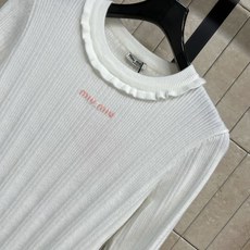 MIU家 26早秋新款 木耳边针织上衣 采用羊毛针织裙面料 弹力十足 下摆与袖口都点缀精致木耳边 细腻竖坑条肌理自带显瘦 MIU家 26早秋新款 木耳边针织上衣 采用羊毛针织裙面料 弹力十足 下摆与袖口都点缀精致木耳边 细腻竖坑条肌理自带显瘦