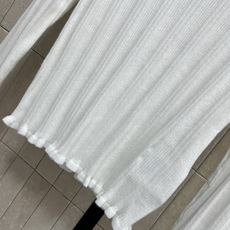 MIU家 26早秋新款 木耳边针织上衣 采用羊毛针织裙面料 弹力十足 下摆与袖口都点缀精致木耳边 细腻竖坑条肌理自带显瘦 MIU家 26早秋新款 木耳边针织上衣 采用羊毛针织裙面料 弹力十足 下摆与袖口都点缀精致木耳边 细腻竖坑条肌理自带显瘦