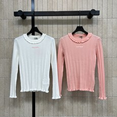 MIU家 26早秋新款 木耳边针织上衣 采用羊毛针织裙面料 弹力十足 下摆与袖口都点缀精致木耳边 细腻竖坑条肌理自带显瘦 MIU家 26早秋新款 木耳边针织上衣 采用羊毛针织裙面料 弹力十足 下摆与袖口都点缀精致木耳边 细腻竖坑条肌理自带显瘦