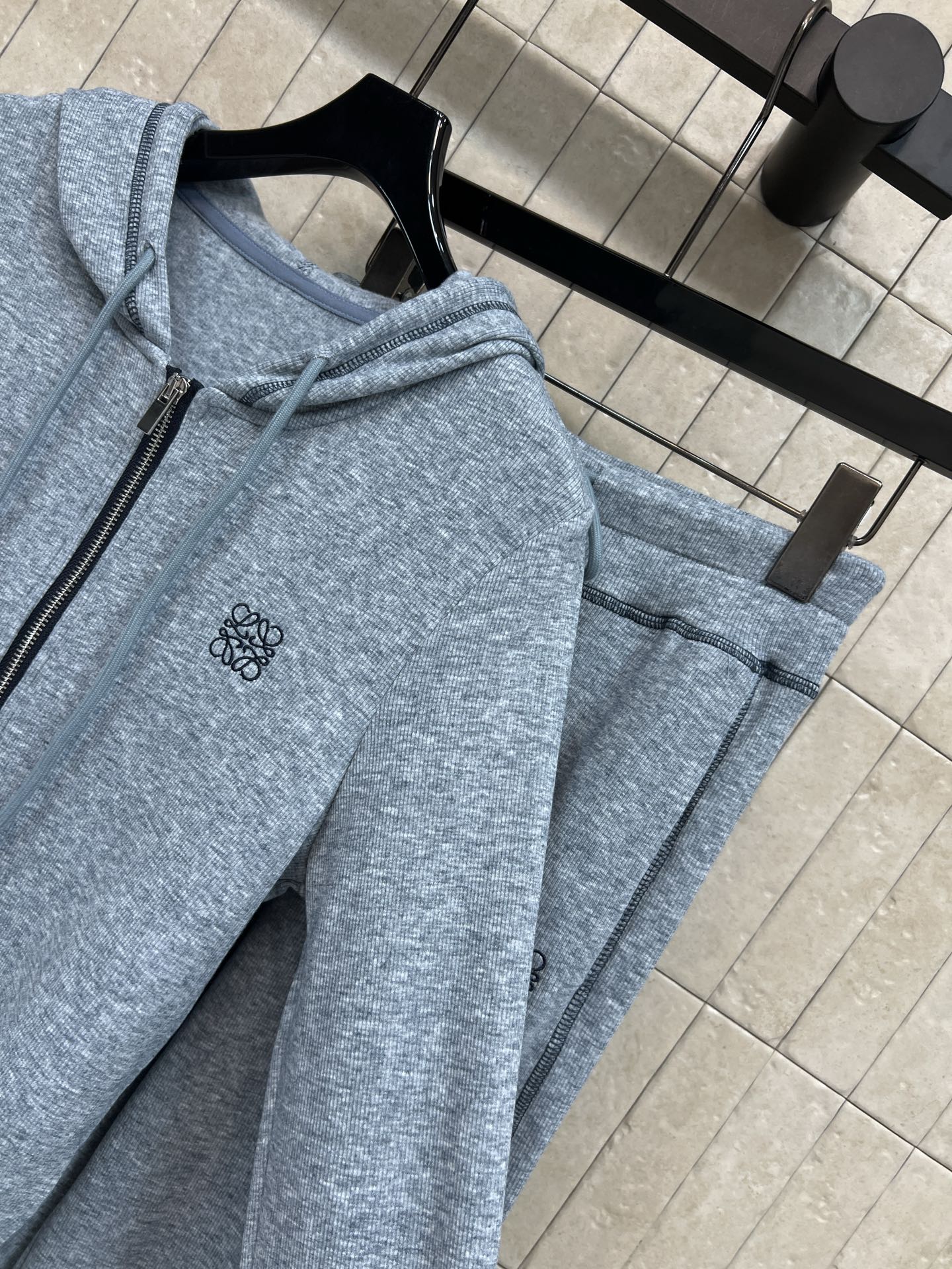 LW家 26早秋新款 短款连帽套装 短款连帽外套+高腰长裤 胸口精致logo简约耐看 长裤明线走线增添设计细节 松紧腰头