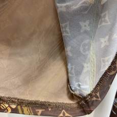 L家 26早秋新款 老花长袖T恤上衣 满印经典老花搭配金属链条钥匙印花 氛围感十足 简约圆领贴合脖颈 衣长巧妙拉高腰线 L家 26早秋新款 老花长袖T恤上衣 满印经典老花搭配金属链条钥匙印花 氛围感十足 简约圆领贴合脖颈 衣长巧妙拉高腰线