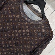 L家 26早秋新款 老花长袖T恤上衣 轻薄通透的网纱面料 自带微透氛围感 弹力面料上身舒适不紧绷 叠加经典老花与logo L家 26早秋新款 老花长袖T恤上衣 轻薄通透的网纱面料 自带微透氛围感 弹力面料上身舒适不紧绷 叠加经典老花与logo