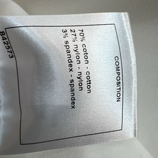 C家 26早秋新款 白色收腰长袖衬衫 棉质混纺面料 垂顺抗皱 翻领简约大气 门襟精致单排扣设计 侧边捏褶收腰剪裁 轻松收 C家 26早秋新款 白色收腰长袖衬衫 棉质混纺面料 垂顺抗皱 翻领简约大气 门襟精致单排扣设计 侧边捏褶收腰剪裁 轻松收