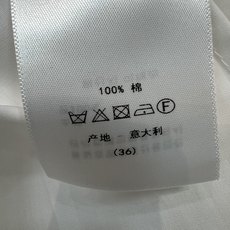 D家 26早秋新款 白色长袖衬衫 挺括顺滑棉质面料 经典翻领 简约大气不挑人 衣身精致立体捏褶剪裁 自然收束腰线 打造恰 D家 26早秋新款 白色长袖衬衫 挺括顺滑棉质面料 经典翻领 简约大气不挑人 衣身精致立体捏褶剪裁 自然收束腰线 打造恰