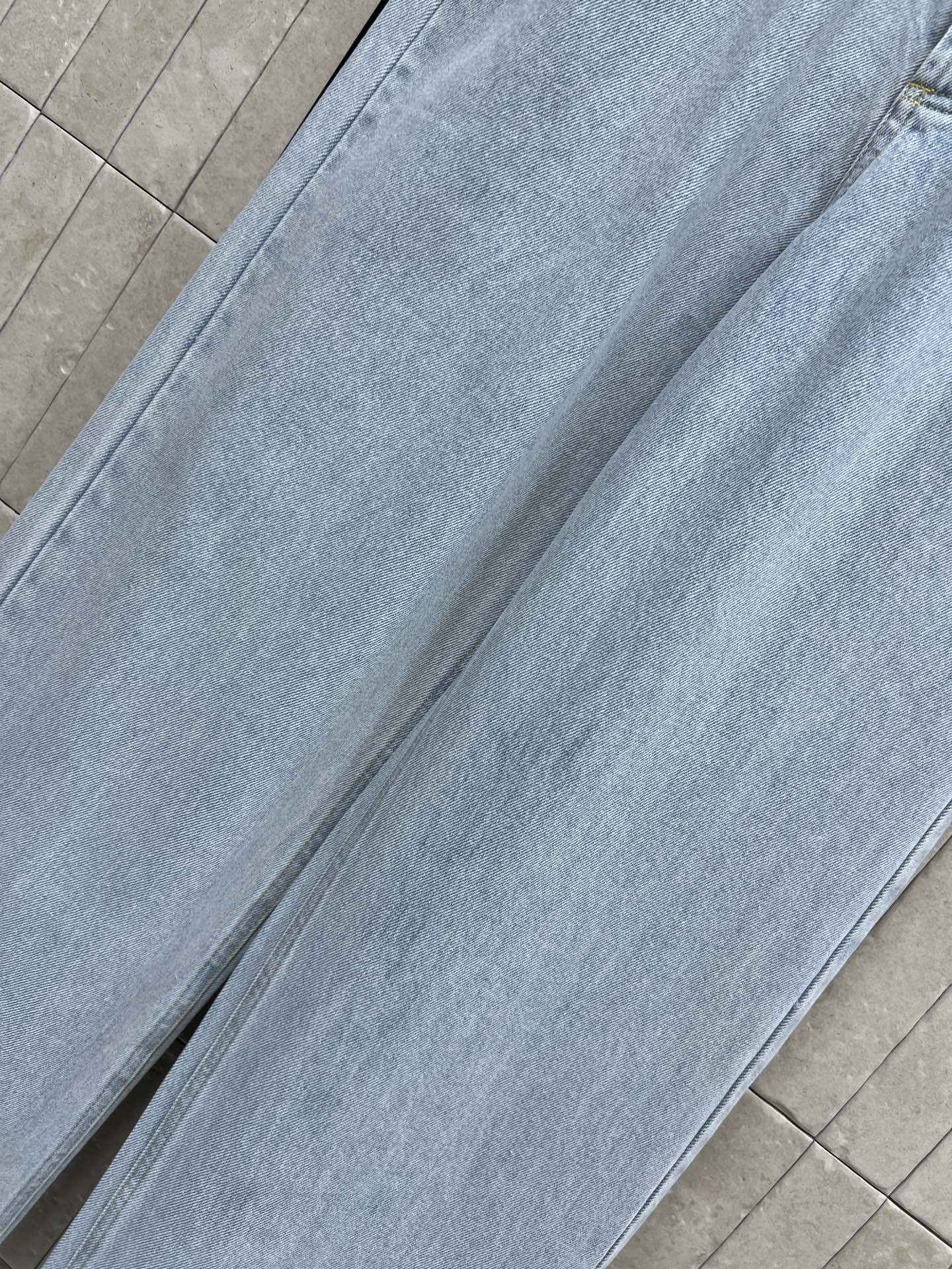 D家 26早秋新款 高腰直筒牛仔裤 采用水洗牛仔棉面料 自带松弛氛围感 高腰剪裁搭配自带的白色圆扣腰带 优化腰身比例 宽