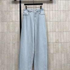 D家 26早秋新款 高腰阔腿牛仔裤 采用水洗牛仔棉面料自带复古松弛氛围感 经典高腰版型 巧妙拉高腰线 宽松垂顺阔腿裤型 D家 26早秋新款 高腰阔腿牛仔裤 采用水洗牛仔棉面料自带复古松弛氛围感 经典高腰版型 巧妙拉高腰线 宽松垂顺阔腿裤型