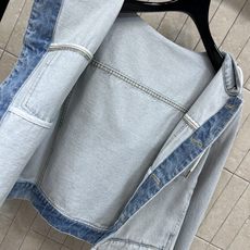 D家 26早秋新款 连帽短款牛仔外套 水洗牛仔棉面料 自带复古做旧质感 可拆卸抽绳连帽设计 金属排扣开合利落大气 胸前精 D家 26早秋新款 连帽短款牛仔外套 水洗牛仔棉面料 自带复古做旧质感 可拆卸抽绳连帽设计 金属排扣开合利落大气 胸前精