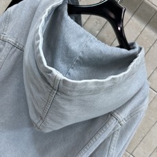 D家 26早秋新款 连帽短款牛仔外套 水洗牛仔棉面料 自带复古做旧质感 可拆卸抽绳连帽设计 金属排扣开合利落大气 胸前精 D家 26早秋新款 连帽短款牛仔外套 水洗牛仔棉面料 自带复古做旧质感 可拆卸抽绳连帽设计 金属排扣开合利落大气 胸前精