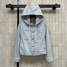 D家 26早秋新款 连帽短款牛仔外套 水洗牛仔棉面料 自带复古做旧质感 可拆卸抽绳连帽设计 金属排扣开合利落大气 胸前精 D家 26早秋新款 连帽短款牛仔外套 水洗牛仔棉面料 自带复古做旧质感 可拆卸抽绳连帽设计 金属排扣开合利落大气 胸前精