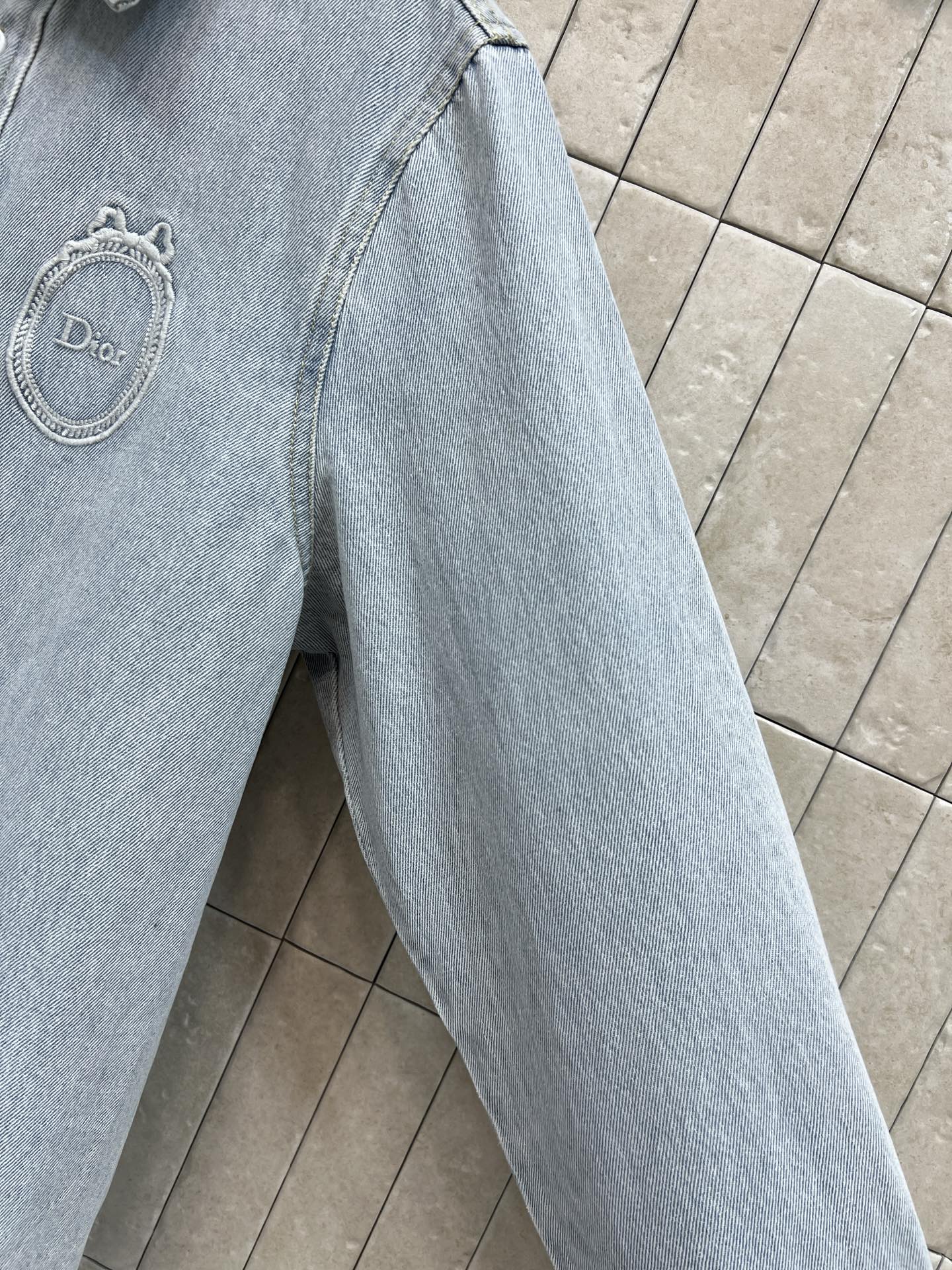 D家 26早秋新款 牛仔衬衫外套 柔和水洗牛仔棉面料 自带复古做旧质感 经典翻领搭配全开扣设计 版型宽松休闲 胸前精致l