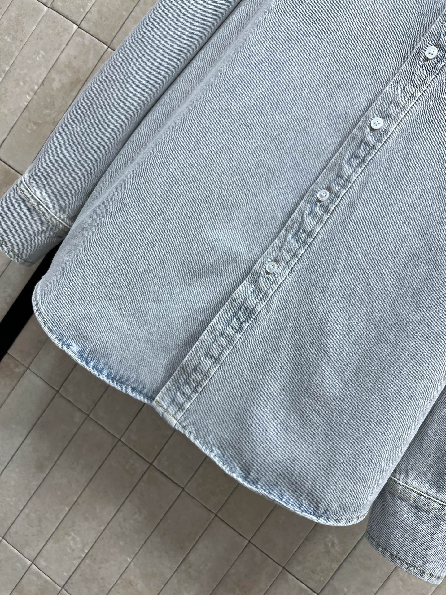 D家 26早秋新款 牛仔衬衫外套 柔和水洗牛仔棉面料 自带复古做旧质感 经典翻领搭配全开扣设计 版型宽松休闲 胸前精致l