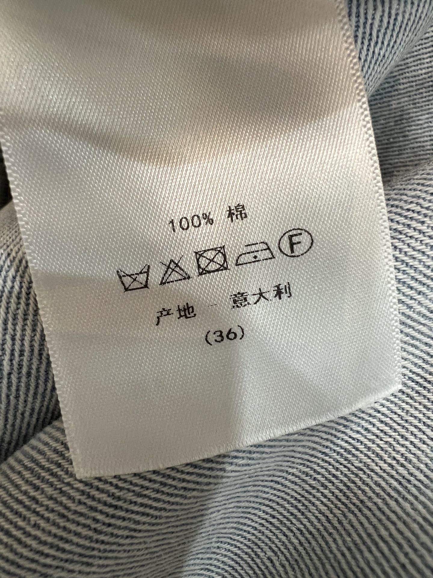 D家 26早秋新款 牛仔衬衫外套 柔和水洗牛仔棉面料 自带复古做旧质感 经典翻领搭配全开扣设计 版型宽松休闲 胸前精致l