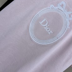 D家 26早秋新款 圆领短袖T恤上衣 圆领设计贴合颈部线条 胸前logo徽章刺绣 精致立体 提升整体质感 宽松适中的短款 D家 26早秋新款 圆领短袖T恤上衣 圆领设计贴合颈部线条 胸前logo徽章刺绣 精致立体 提升整体质感 宽松适中的短款