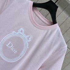 D家 26早秋新款 圆领短袖T恤上衣 圆领设计贴合颈部线条 胸前logo徽章刺绣 精致立体 提升整体质感 宽松适中的短款 D家 26早秋新款 圆领短袖T恤上衣 圆领设计贴合颈部线条 胸前logo徽章刺绣 精致立体 提升整体质感 宽松适中的短款