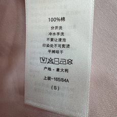 D家 26早秋新款 圆领短袖T恤上衣 圆领设计贴合颈部线条 胸前logo徽章刺绣 精致立体 提升整体质感 宽松适中的短款 D家 26早秋新款 圆领短袖T恤上衣 圆领设计贴合颈部线条 胸前logo徽章刺绣 精致立体 提升整体质感 宽松适中的短款