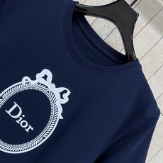 D家 26早秋新款 圆领短袖T恤上衣 圆领设计贴合颈部线条 胸前logo徽章刺绣 精致立体 提升整体质感 宽松适中的短款 D家 26早秋新款 圆领短袖T恤上衣 圆领设计贴合颈部线条 胸前logo徽章刺绣 精致立体 提升整体质感 宽松适中的短款