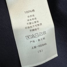 D家 26早秋新款 圆领短袖T恤上衣 圆领设计贴合颈部线条 胸前logo徽章刺绣 精致立体 提升整体质感 宽松适中的短款 D家 26早秋新款 圆领短袖T恤上衣 圆领设计贴合颈部线条 胸前logo徽章刺绣 精致立体 提升整体质感 宽松适中的短款