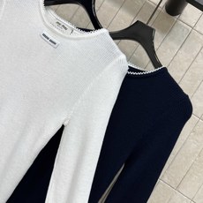 MIU家 26早秋新款 针织长袖上衣 采用羊毛针织面料 修身坑条肌理 弹力十足 精致蕾丝花边环绕领口与袖口 胸前logo MIU家 26早秋新款 针织长袖上衣 采用羊毛针织面料 修身坑条肌理 弹力十足 精致蕾丝花边环绕领口与袖口 胸前logo